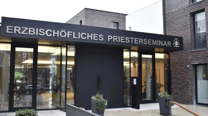 Entrada principal do seminário sacerdotal em Paderborn, Alemanha ?? 