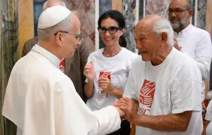 O papa Leão XIV saúda participantes no fim de audiência hoje (1) no Vaticano.