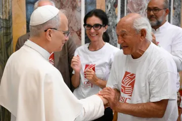 Leão XIV saúda participantes no fim de audiência no Vaticano em 1 de setembro de 2025