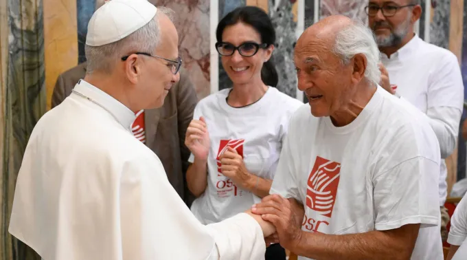 Leão XIV saúda participantes no fim de audiência no Vaticano em 1 de setembro de 2025 ?? 