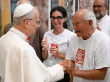 O papa Leão XIV saúda participantes no fim de audiência hoje (1) no Vaticano.