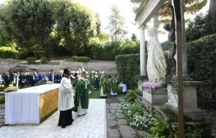 O papa Leão XIV celebra a missa pelo Cuidado da Criação em Castel Gandolfo, Itália, em 9 de julho de 2025.