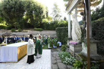 Leão XIV celebra a missa pelo Cuidado da Criação em Castel Gandolfo em 9 de julho de 2025
