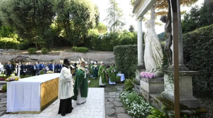 Leão XIV celebra a missa pelo Cuidado da Criação em Castel Gandolfo em 9 de julho de 2025 ?? 