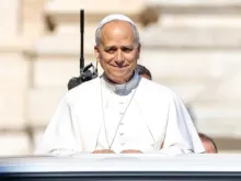 O papa Leão XIV saúda fiéis reunidos na praça de São Pedro, no Vaticano, a partir do papamóvel em audiência geral em 6 de agosto de 2025.