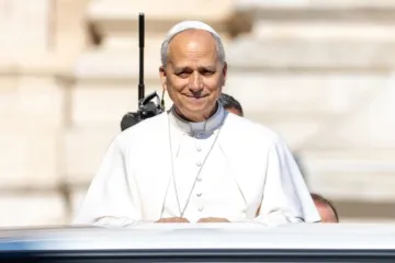 Leão XIV saúda fiéis reunidos na praça de São Pedro em 6 de agosto de 2025