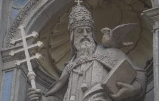 Uma estátua do papa são Gregório I, também conhecido como são Gregório Magno, com sua famosa iconografia católica de uma pomba pousada em seu ombro, do lado de fora da basílica de Santo Estêvão em Budapeste, Hungria, em 30 de dezembro de 2024.
