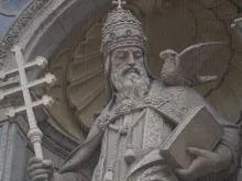 Uma estátua do papa são Gregório I, também conhecido como são Gregório Magno, com sua famosa iconografia católica de uma pomba pousada em seu ombro, do lado de fora da basílica de Santo Estêvão em Budapeste, Hungria, em 30 de dezembro de 2024.