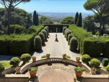 O centro de treinamento e laboratório ecológico Borgo Laudato si fica nos jardins de Castel Gandolfo, Itália.