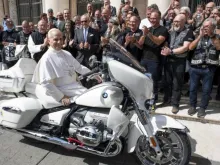 O papa Leão XIV numa motocicleta papal BMW R 18 personalizada, presenteada a ele ontem (3) pelos Christian Jesus Bikers no Vaticano.