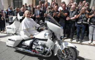 O papa Leão XIV numa motocicleta papal BMW R 18 personalizada, presenteada a ele ontem (3) pelos Christian Jesus Bikers no Vaticano.