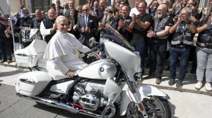 Leão XIV em motocicleta papal BMW R 18 personalizada ?? 