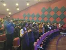 Fiéis rezam antes de pré-exibição do documentário A Extraordinária Vida de Carlo Acutis no Centro Universitário Ítalo Brasileiro, em São Paulo (SP), na última terça-feira (2).