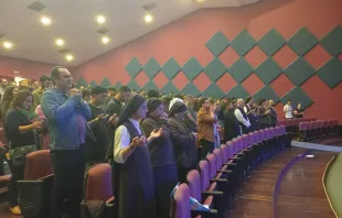 Fiéis rezam antes de pré-exibição do documentário A Extraordinária Vida de Carlo Acutis no Centro Universitário Ítalo Brasileiro, em São Paulo (SP), na última terça-feira (2).