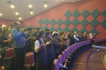 Pessoas rezam antes de pré-exibição do documentário A Extraordinária Vida de Carlo Acutis no Centro Universitário Ítalo Brasileiro, em São Paulo (SP), em 2 de setembro de 2025