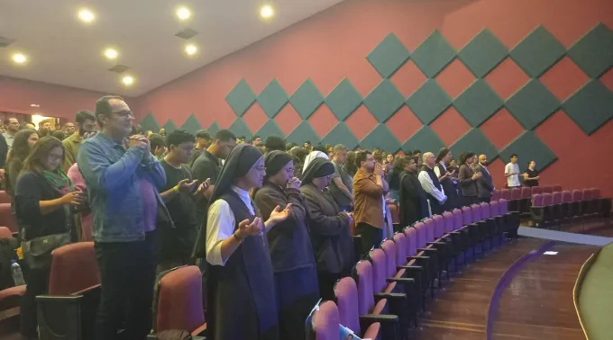 Pessoas rezam antes de pré-exibição do documentário A Extraordinária Vida de Carlo Acutis no Centro Universitário Ítalo Brasileiro, em São Paulo (SP),  em 2 de setembro de 2025 ?? 