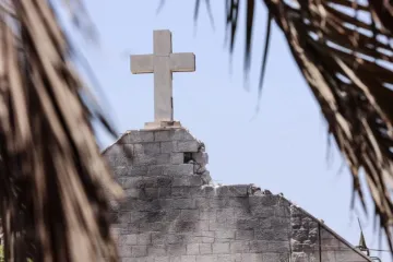 Danos à igreja da Sagrada Família na Cidade de Gaza devido a um ataque israelense à igreja  em 17 de julho de 2025