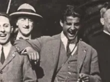 Um alegre Pier Giorgio Frassati, elegante entre amigos.