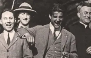 Um alegre Pier Giorgio Frassati, elegante entre amigos.