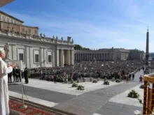 O papa Leão XIV hoje (7) na missa de canonização de Carlo Acutis e Pier Giorgio Frassati, na praça de São Pedro, no Vaticano.