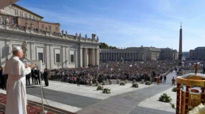 Leão XIV na missa de canonização de Carlo Acutis e Pier Giorgio Frassati no Vaticano em 7 de setembro de 2025 ?? 