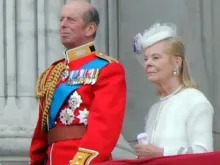 O duque e a duquesa de Kent numa sacada no Palácio de Buckingham na cerimônia anual Trooping the Colour, em 15 de junho de 2013, em Londres.