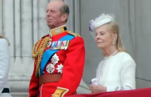 O duque e a duquesa de Kent numa sacada no Palácio de Buckingham na cerimônia anual Trooping the Colour, em 15 de junho de 2013, em Londres.