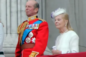 O duque e a duquesa de Kent numa sacada no Palácio de Buckingham no  Trooping the Colour 2013
