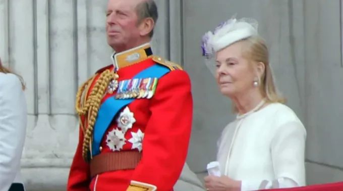 O duque e a duquesa de Kent numa sacada no Palácio de Buckingham no  Trooping the Colour 2013 ?? 
