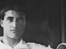 São Pier Giorgio Frassati, que morreu aos 24 anos em 1925, é amado por muitos jovens fiéis hoje por seu testemunho entusiasmado de santidade que alcança “as alturas”.