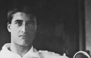 São Pier Giorgio Frassati, que morreu aos 24 anos em 1925, é amado por muitos jovens fiéis hoje por seu testemunho entusiasmado de santidade que alcança “as alturas”.