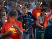 Pessoas participam de vigília no parque Lynnhurst, em Minneapolis, EUA, para lamentar os mortos e rezar pelos feridos devido a um ataque de um atirador que abriu fogo contra alunos da Escola Católica da Anunciação na cidade em 27 de agosto de 2025.