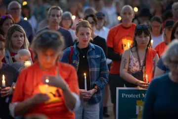 Pessoas participam de vigília no parque Lynnhurst, em Minneapolis, EUA, por vítimas de tiroteio em escola católica em Minneapolis em agosto de 2025
