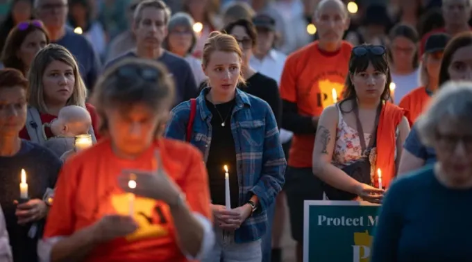 Pessoas participam de vigília no parque Lynnhurst, em Minneapolis, EUA, por vítimas de tiroteio em escola católica em Minneapolis em agosto de 2025 ?? 