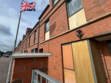 Vista de casas destruídas na área de Annalee Street, no norte de Belfast, Irlanda do Norte.