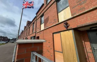 Vista de casas destruídas na área de Annalee Street, no norte de Belfast, Irlanda do Norte.