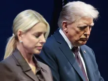 O presidente dos EUA, Donald Trump, inclina a cabeça em oração ontem (8) com Pam Bondi, procuradora-geral dos EUA, no Museu da Bíblia, em Washington, D.C.