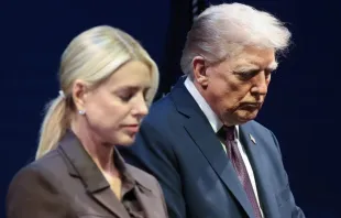 O presidente dos EUA, Donald Trump, inclina a cabeça em oração ontem (8) com Pam Bondi, procuradora-geral dos EUA, no Museu da Bíblia, em Washington, D.C.