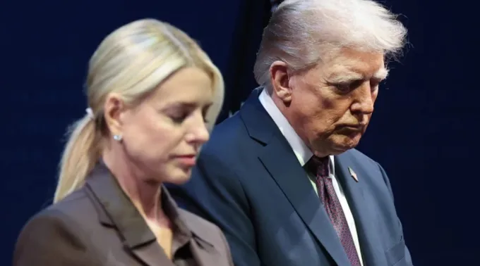 Donald Trump inclina a cabeça em oração com Pam Bondi no Museu da Bíblia, em Washington, D.C., em 8 de setembro de 2025 ?? 