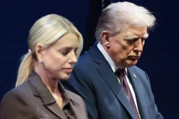 Donald Trump inclina a cabeça em oração com Pam Bondi no Museu da Bíblia, em Washington, D.C., em 8 de setembro de 2025