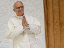 O papa Leão XIV entra na Aula Paulo VI, no Vaticano, no início de uma audiência geral.