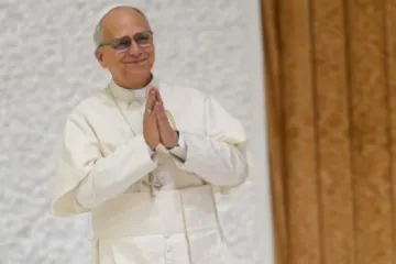 Leão XIV entra na Aula Paulo VI, no Vaticano, no início de uma audiência geral