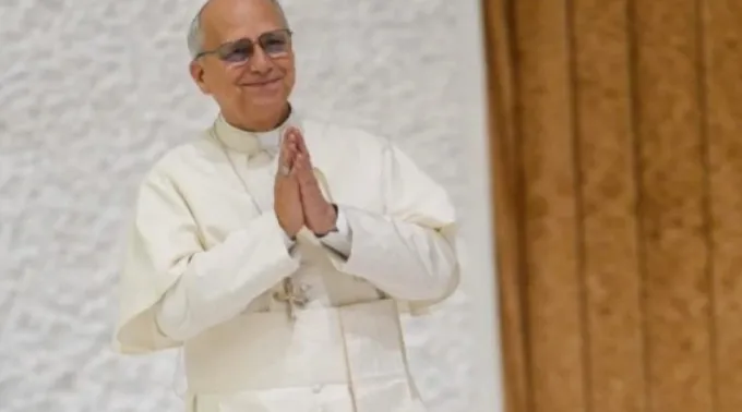 Leão XIV entra na Aula Paulo VI, no Vaticano, no início de uma audiência geral ?? 