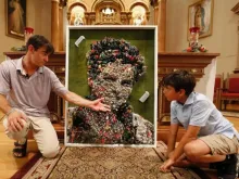 O artista Johnny Vrba apresenta a obra encomendada de são Carlo Acutis para crianças na paróquia de São Carlo Acutis, em Chicago, EUA.