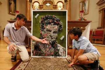 Johnny Vrba apresenta a obra encomendada de são Carlo Acutis para crianças na paróquia de São Carlo Acutis, em Chicago, EUA