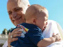 Papa Leão XIV segura criança em audiência geral no Vaticano. Imagem referencial.