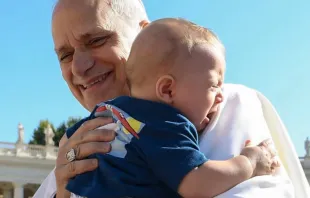 Papa Leão XIV segura criança em audiência geral no Vaticano. Imagem referencial.