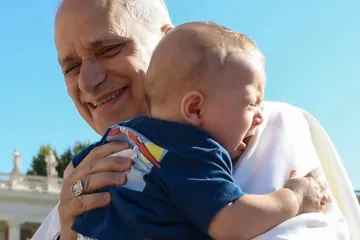 Papa Leão XIV segura criança em audiência geral no Vaticano