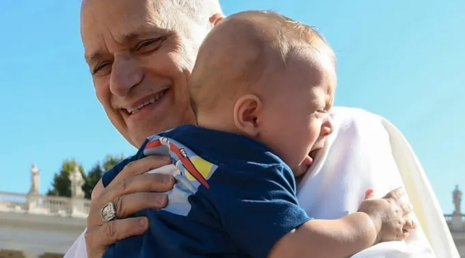 Papa Leão XIV segura criança em audiência geral no Vaticano ?? 