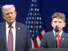Shane Encinas, de 12 anos, com o presidente dos EUA, Donald Trump, relata uma experiência de discriminação religiosa em escolas públicas americanas em uma audiência da Comissão de Liberdade Religiosa em Washington, D.C., EUA na última segunda-feira (8).